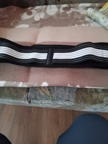 Értékelő Dr. Lumbar Isiász Deréköve egy kanapén kiterítve látható.