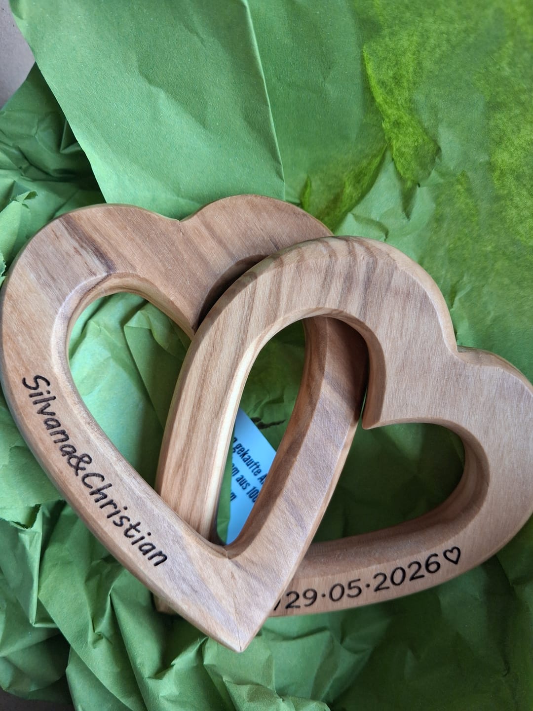 Customer photo review of Personalisierte verbundene Herzen aus Olivenholz 10 cm mit Gravur | Geschenk zur Hochzeit, Valentinstag, Jubiläum