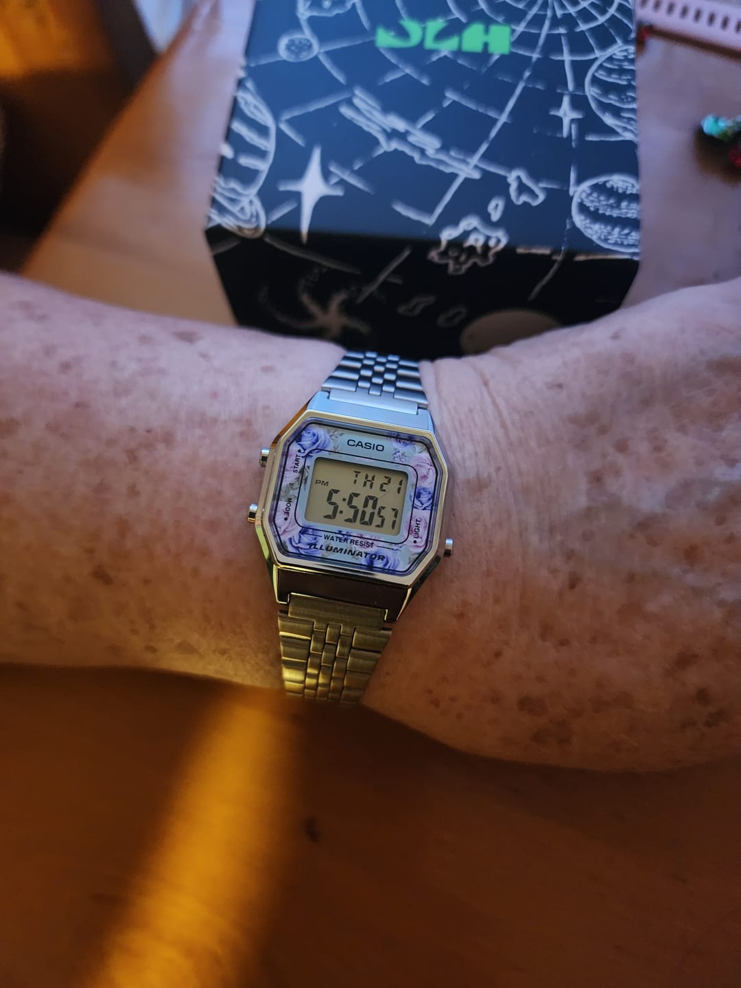Customer photo review of Reloj Casio Vintage LA680WA-2CDF Plateado Flores