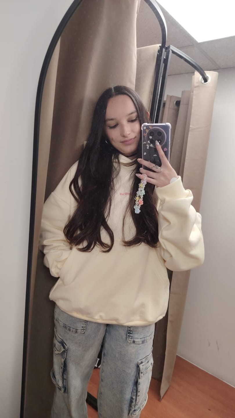 Customer photo review of POLERÓN HOODIE MANTEQUILLA - OVERSIZE CON GORRO LOGO Y ESPALDA BORDADO