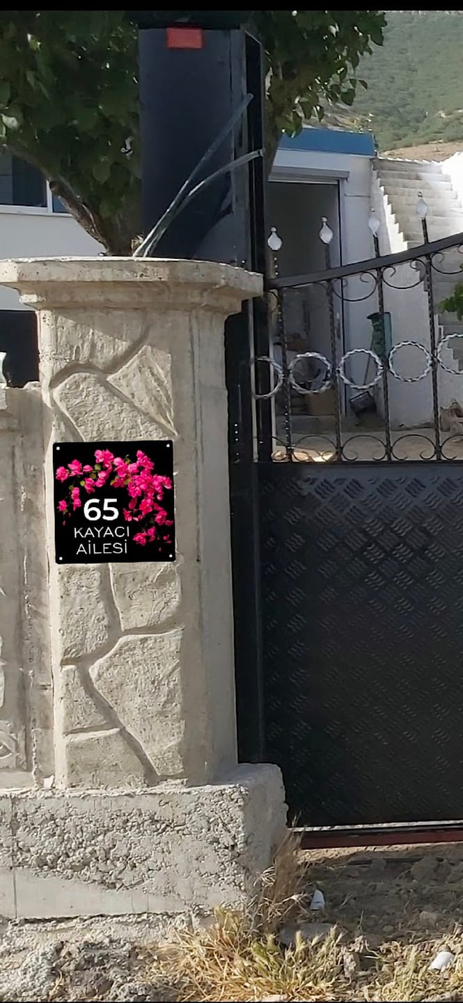 Customer photo review of Kişiye Özel Begonvil Çiçekli Kapı İsimliği