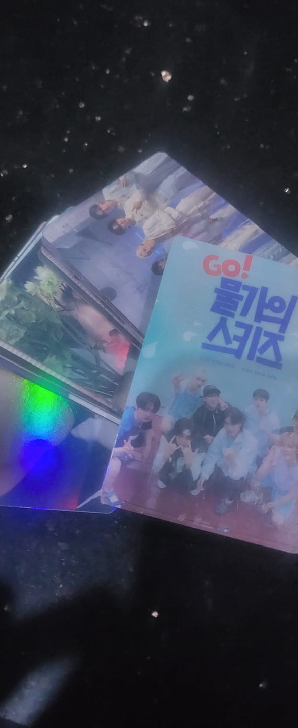 Customer photo review of STRAY KIDS ATE PHOTO CARD SET