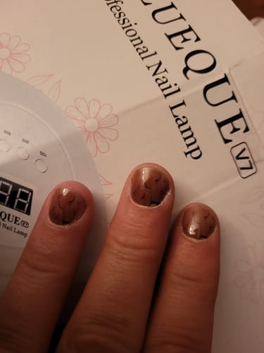 Hand einer Kundin mit den "Neutral Love" UV-Gelen nach zwei Wochen. Die Folien sind trotz Rauswachsen noch intakt.