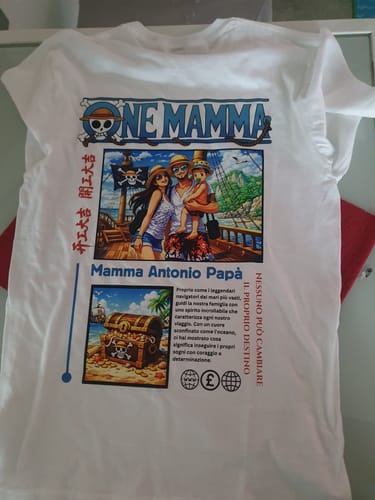 Rezensent zeigt das personalisierte weiße T-Shirt 'ONE MAMMA' mit einem farbenfrohen Druck im Anime-Stil.