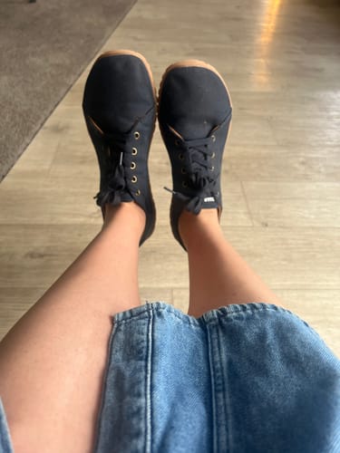 Customer wearing the black Retro I - Barefoot Shoes, highlighting the very wide toe box.