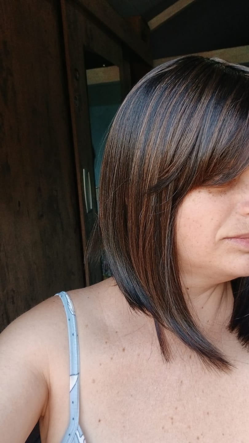 Customer photo review of Peruca Vicky Castanho Luzes com Franja