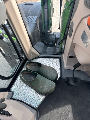 Customer photo review of GADGETME Schuhablage aus Aluminium Riffelblech Quintett mit Kantenschutz passend für Fendt 500er und 700er