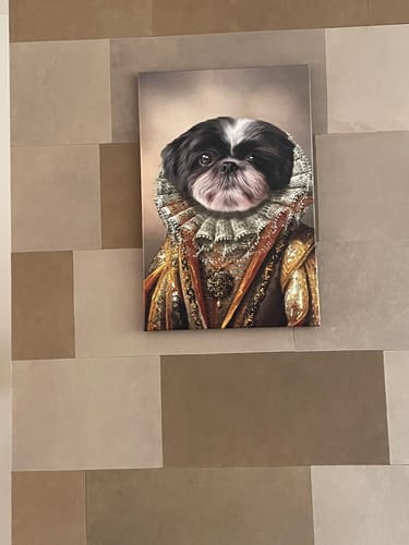 Klant deelt een foto van hun 'De Vrouw' canvas met een hond in een historisch kostuum aan de muur.