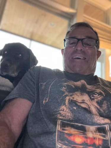 Close-up of a customer wearing the gray Whiskey Labrador Grunge T-Shirt with a chocolate labrador.