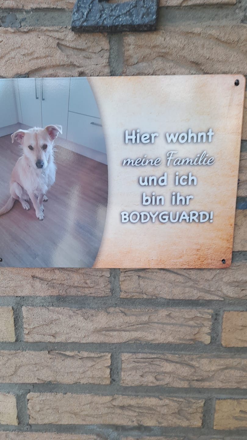 Customer photo review of Hunde-Türschild personalisiert mit Foto & Text (UV- und wetterfest)