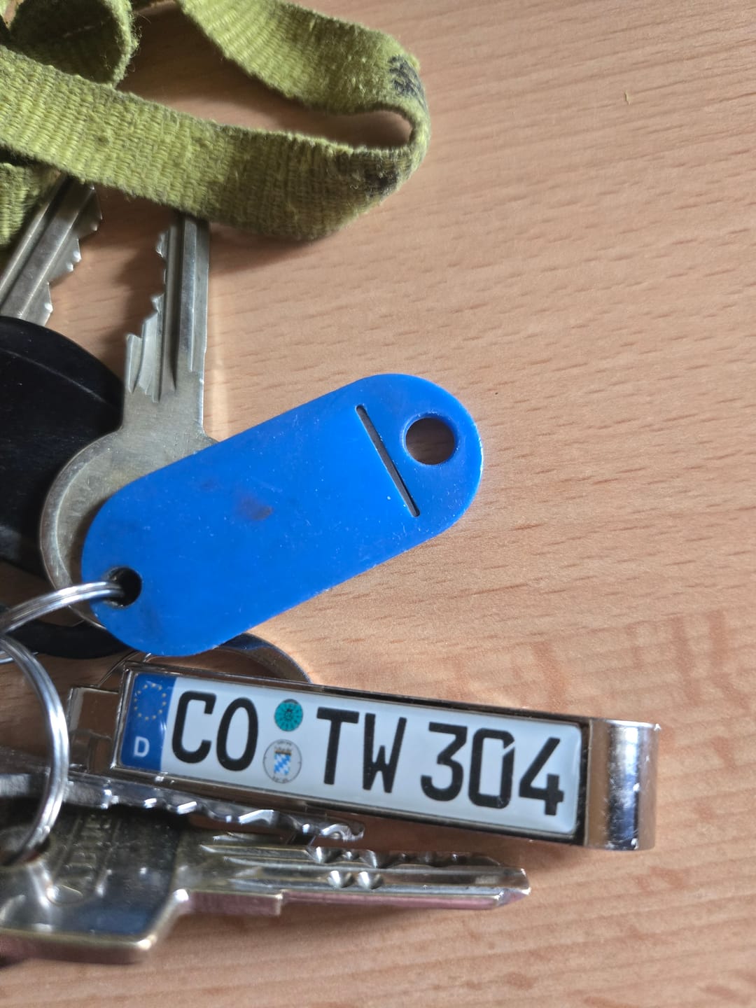 Customer photo review of Kennzeichen Schlüsselanhänger mit Flaschenöffner – Mini Nummernschild Metall