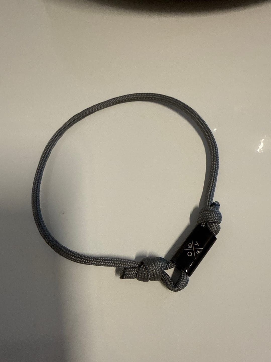 Customer photo review of Freunde - Personalisiertes Armband mit Gravur mit Initialen und Symbol für Freunde und Partner