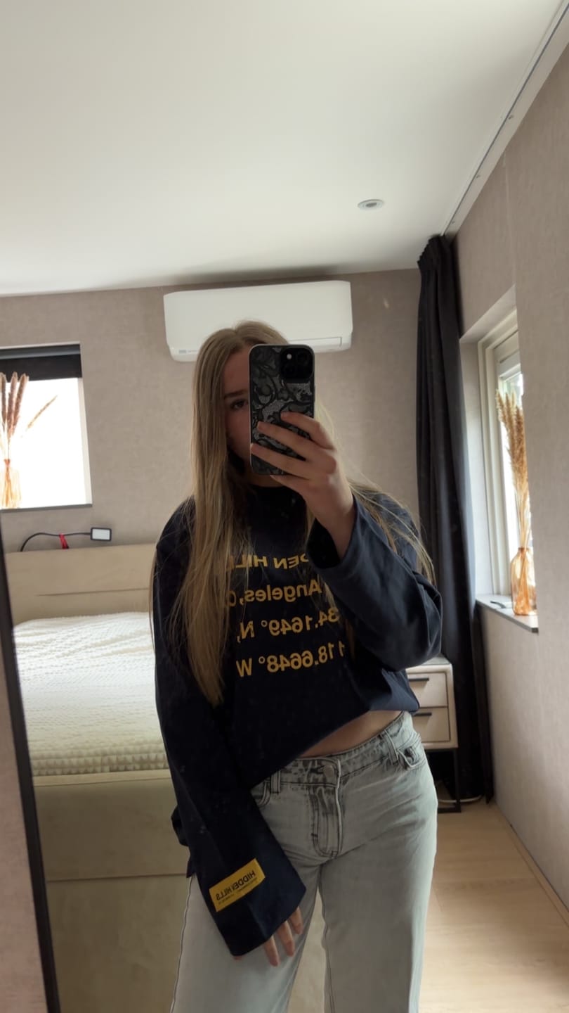 Customer photo review of VINTAGE LOGO LONGSLEEVE T-SHIRT AMBER/NAVY