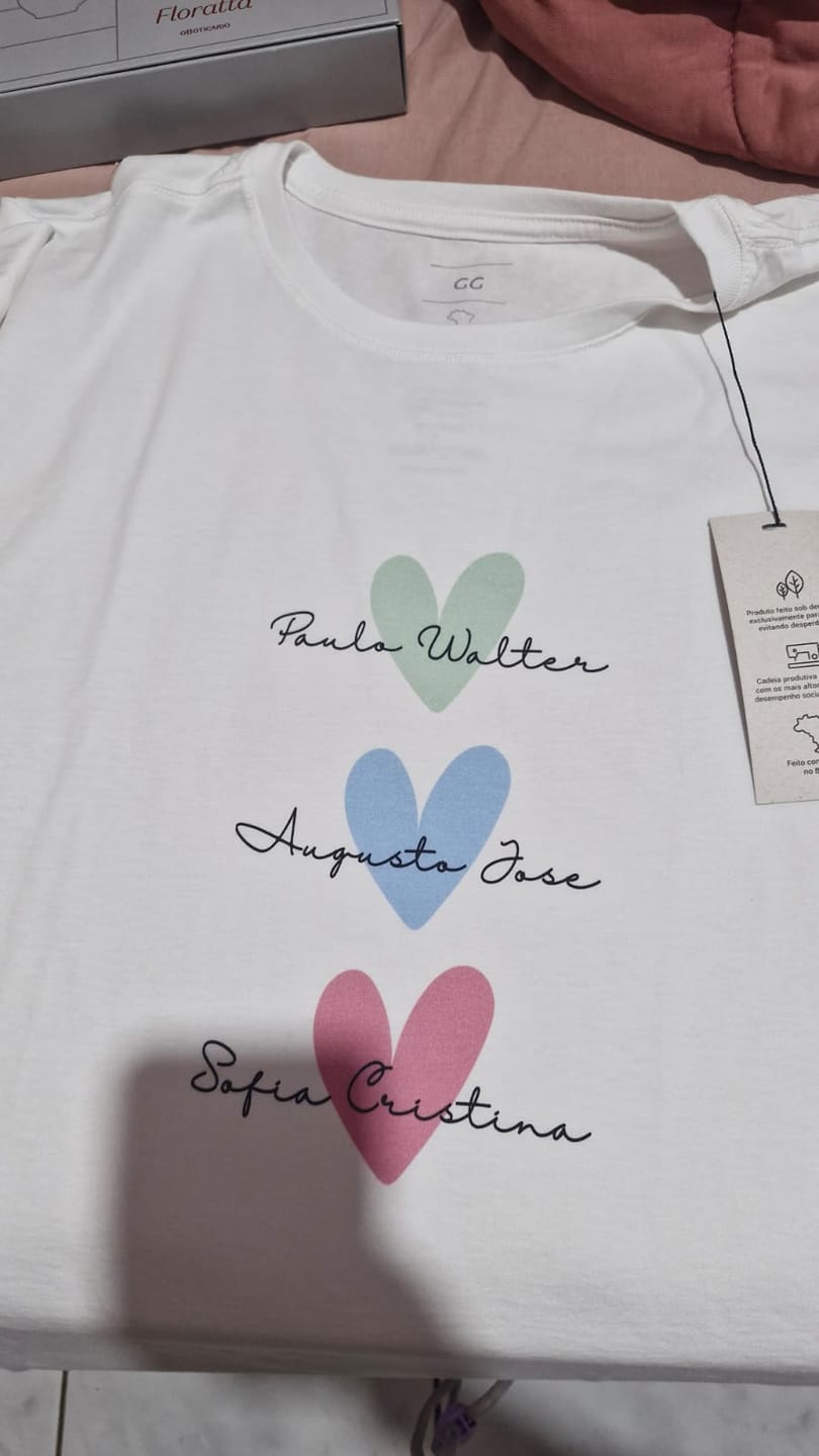 Customer photo review of Camiseta Personalizada - CORAÇÕES E NOMES (Até 5 nomes) - 100% Algodão