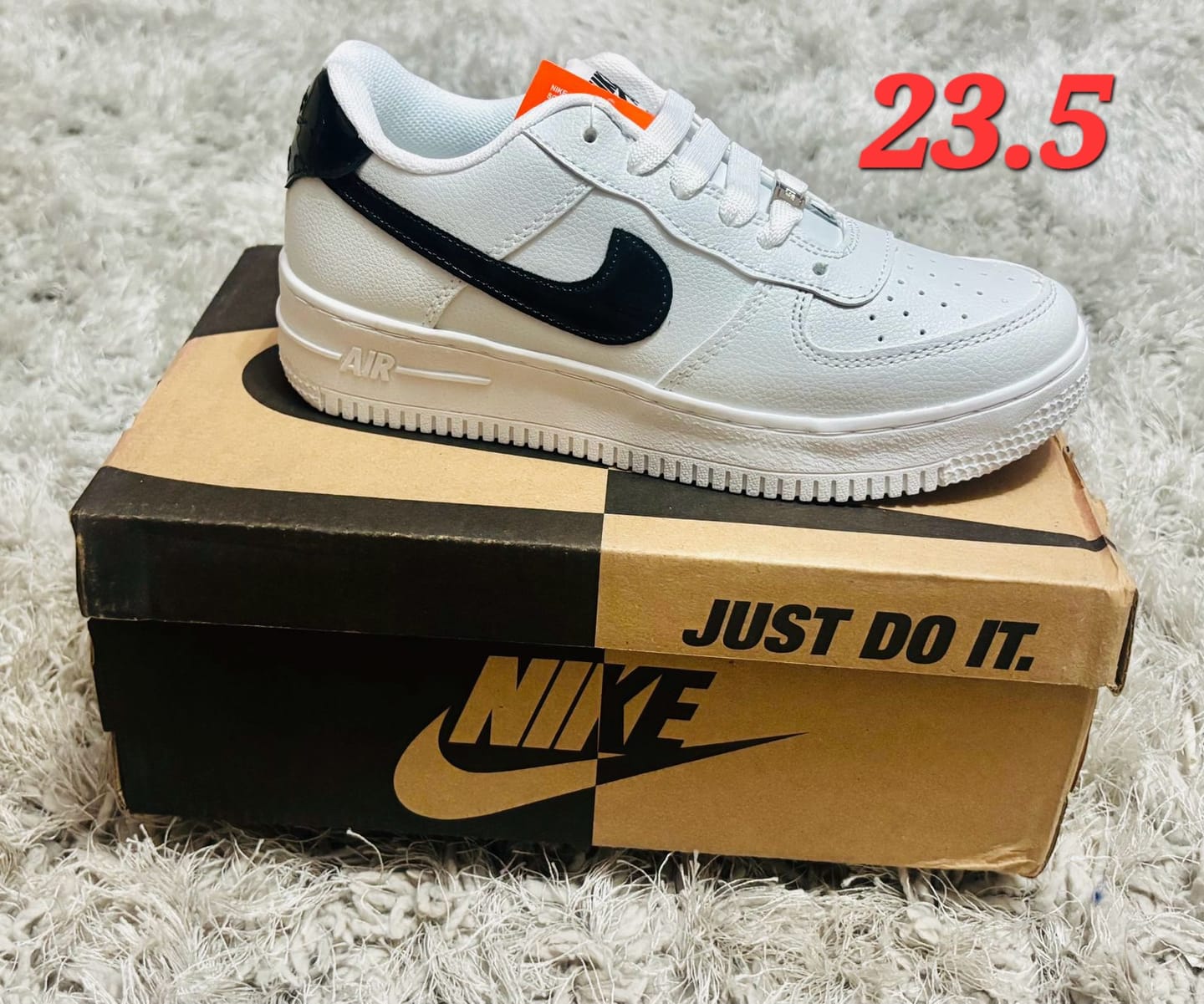 Customer photo review of Tenis 270 Blanco Charol Negro