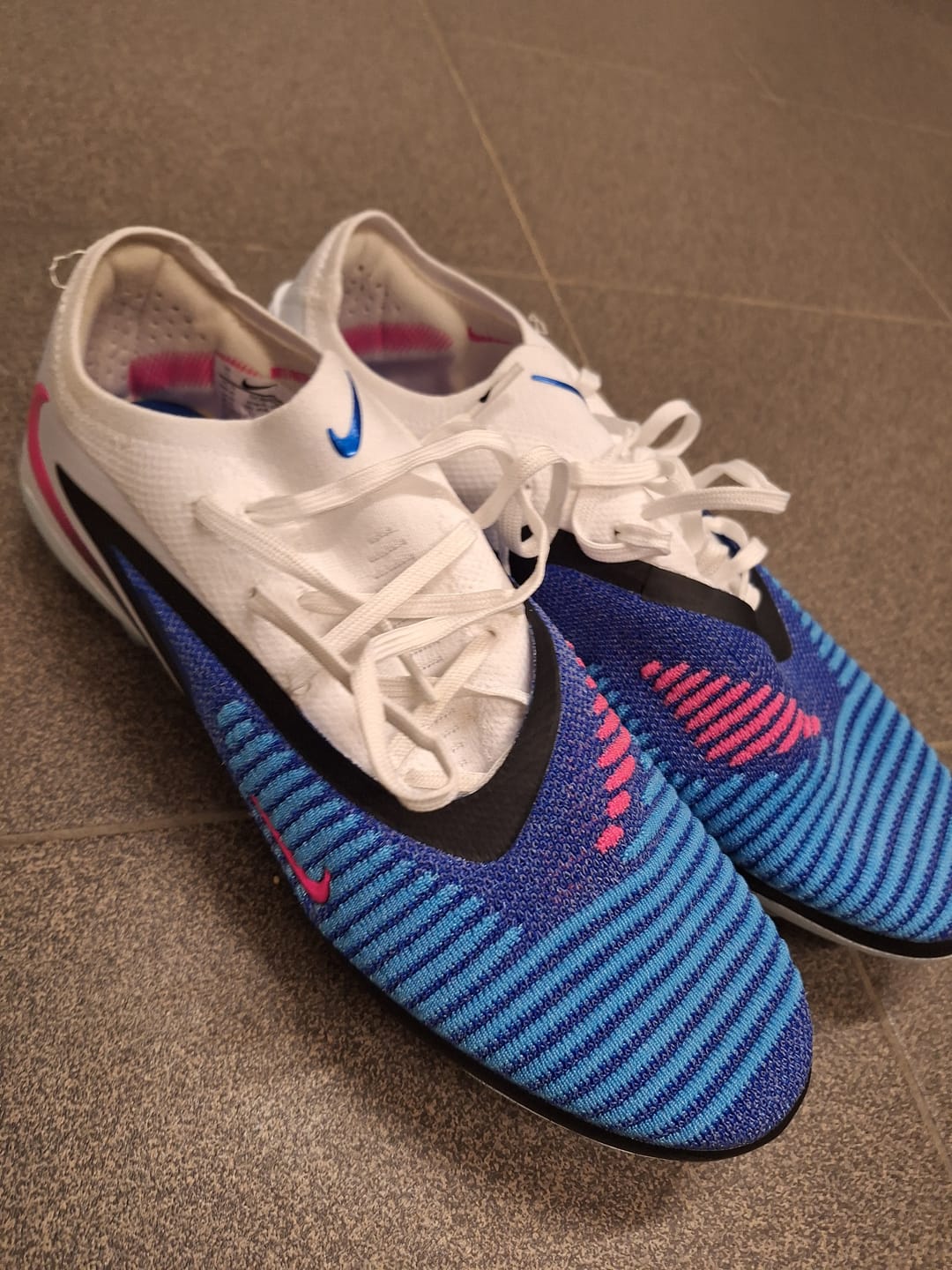 Customer photo review of Phantom 6 Elite Low Cut SG Attack Pack - Bleu/Banc/Noir/Rose
