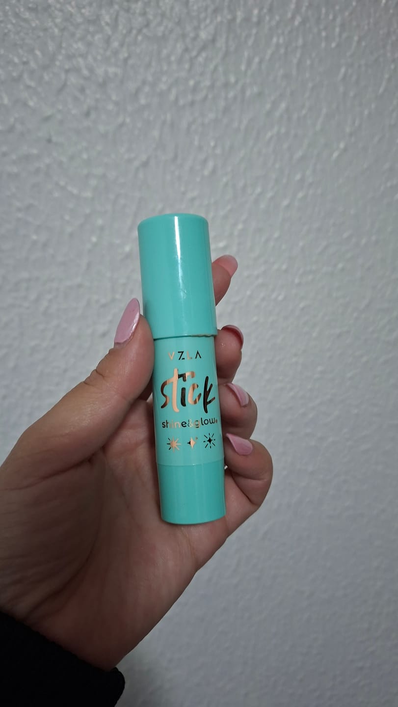Customer photo review of Shine And Glow – Iluminador Em Stick – Vizzela