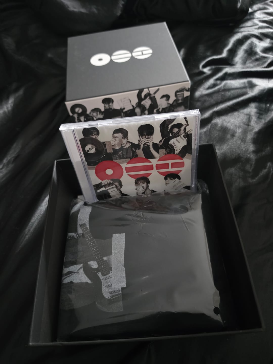Customer photo review of BTS - ARIRANG 5TH ALBUM T-SHIRT CD BOX SET VER