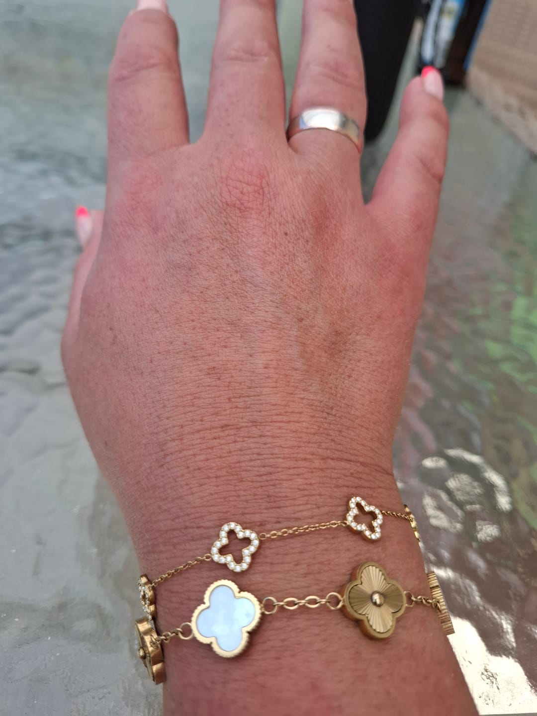 Customer photo review of Golden Perlmutt Lucky Leaf Abbaddon Armband 14K Vergoldet
