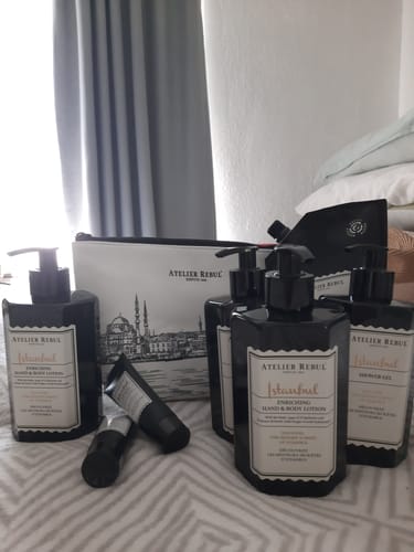Recensent toont de Istanbul Handcrème samen met andere producten uit dezelfde collectie op een bed.