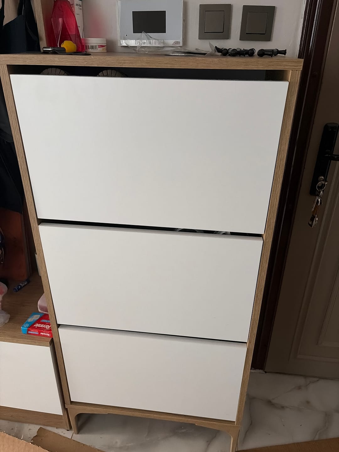 Customer photo review of Rani EB116 Ayakkabılık Düşer kapaklı 3 Bölmeli Ayakkabılık Sepet Ceviz - Beyaz