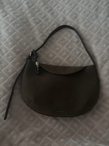 Reseña con foto de un cliente sobre Cartera Bandolera Fake Suede Solapa