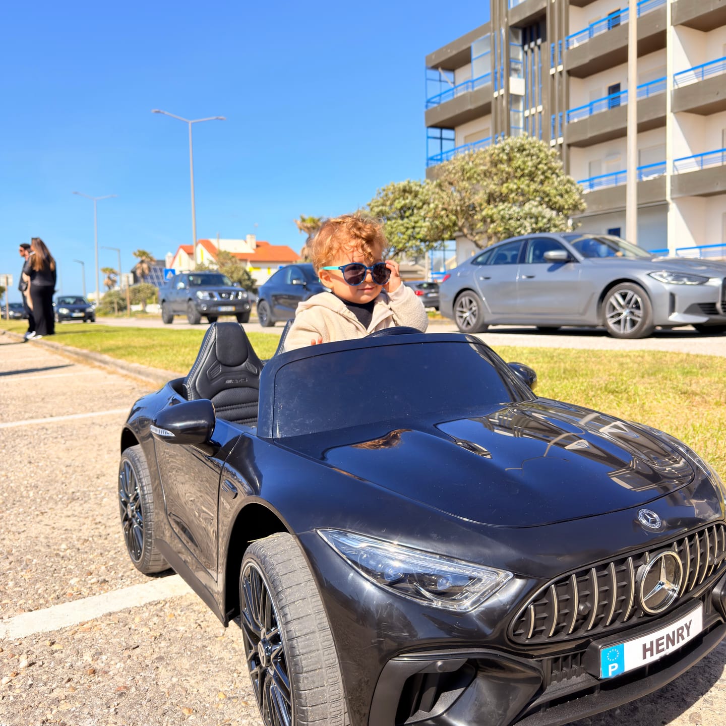 Customer photo review of Carro Elétrico para Criança MERCEDES SL63 Preto 4x4 2 LUGARES 24v c/ RODAS DE BORRACHA & ASSENTO EM PELE