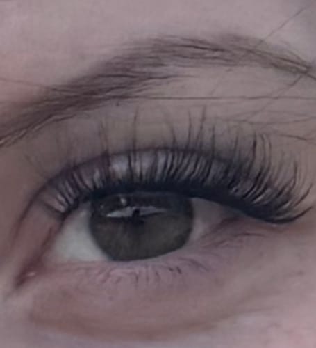 Nahaufnahme des Auges einer Kundin, das die langen, dichten LONDON Wimpern zeigt.