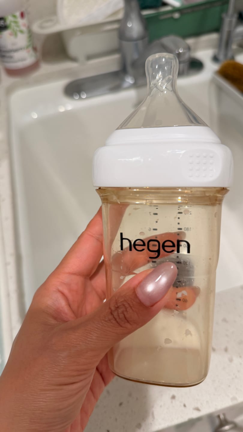 Customer photo review of Hegen PCTO™ 240ml/8oz Feeding Bottle PPSU, 2-Pack with 2 x Medium Flow Nipple (3 to 6 months)