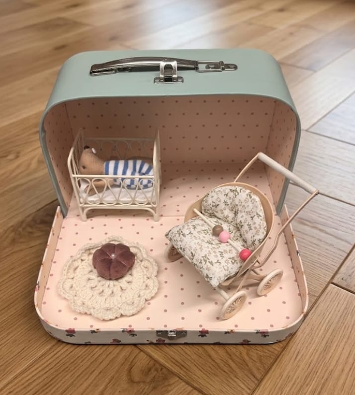Customer photo review of Portable Dollhouse Carry Case Choose from Pink & Blue with Leather or Metal Handles - 1:12 Scale Suitcase (3 Styles)
