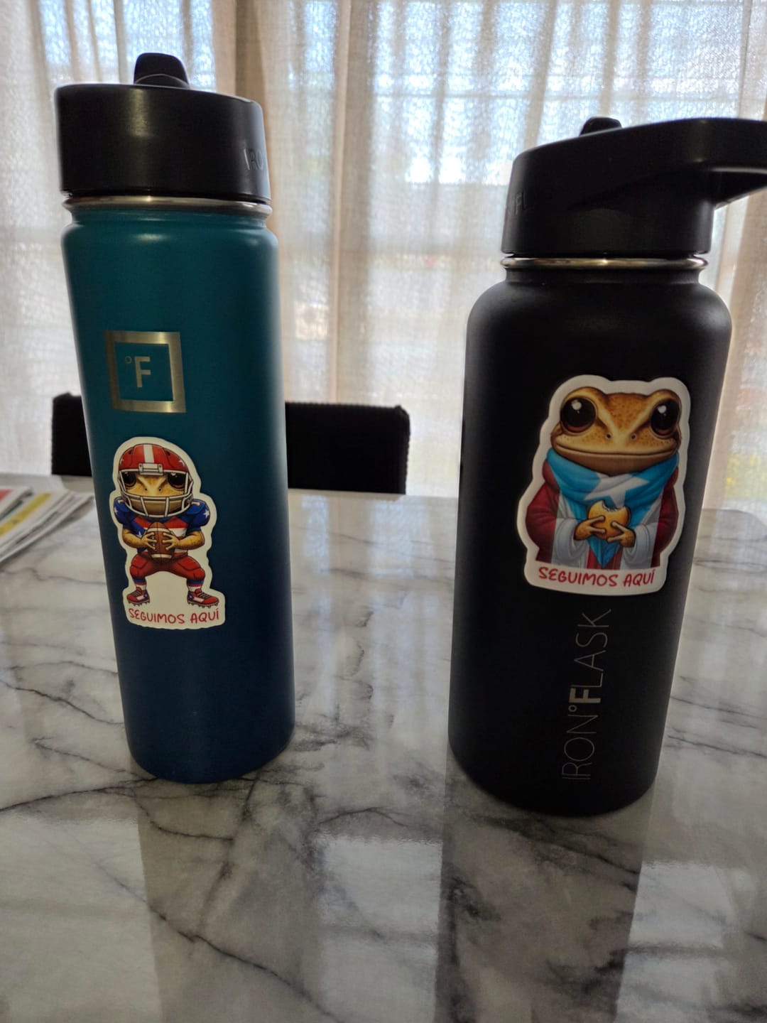 Customer photo review of Concho "Seguimos aquí" (Sticker Laminado)