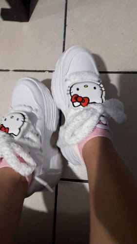 Customer photo review of Tenis Hello Kitty para Mujer Estilo Retro Blancos con Azul y Rosa y Suela de Goma