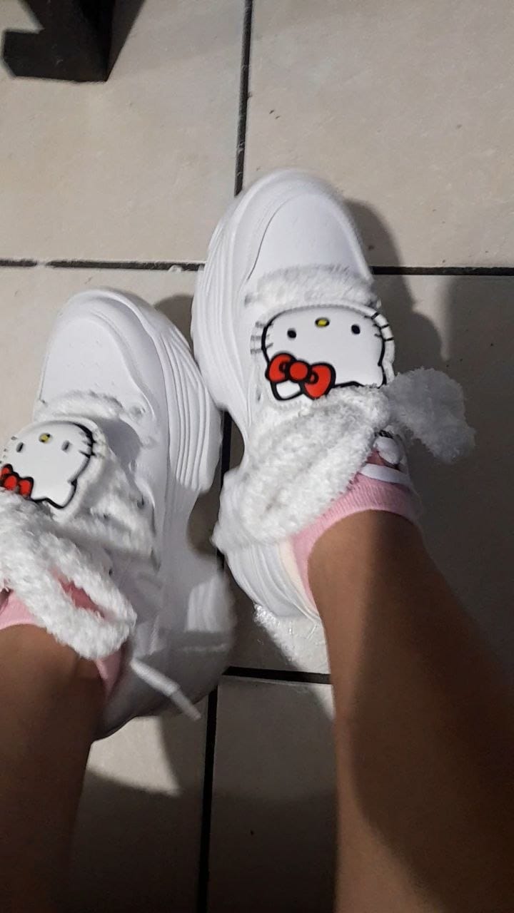 Customer photo review of Tenis Hello Kitty para Mujer Estilo Retro Blancos con Azul y Rosa y Suela de Goma