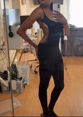 Reviewer standing sideways to show the low-back design of the black Seamless Body Harness.