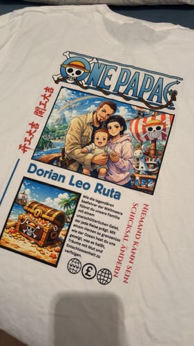 Kunde zeigt das personalisierte ONE PAPA T-Shirt mit einem detaillierten Anime-Druck.