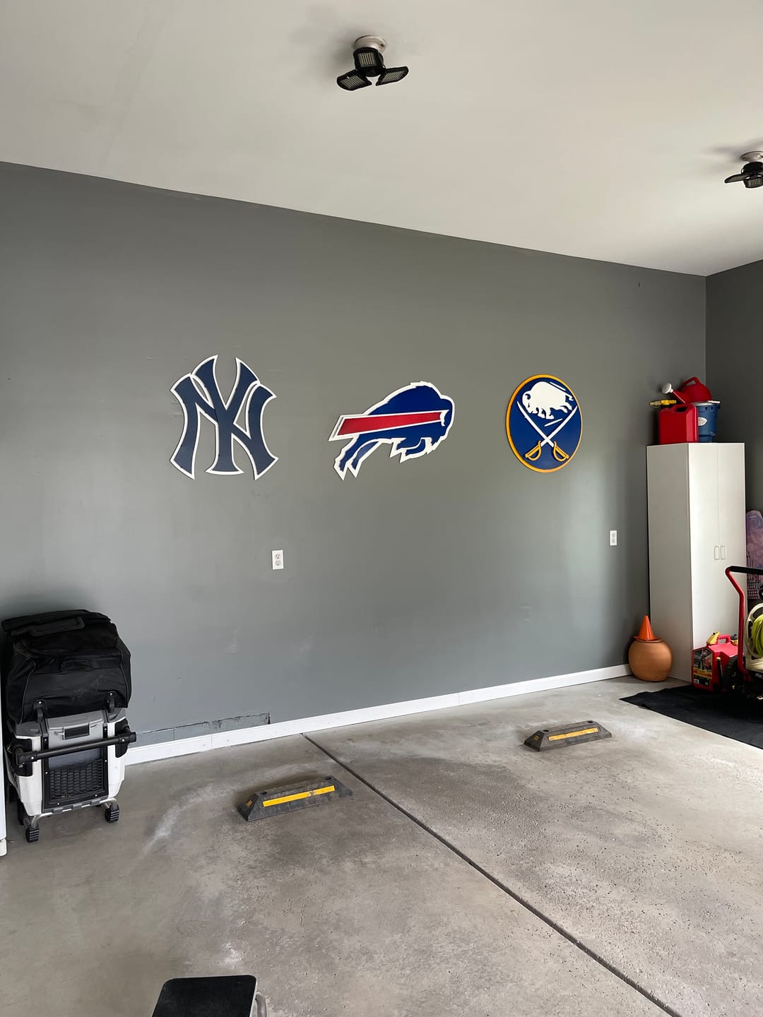 Customer photo review of New York Yankees "NY" NAVY Logo 3D Metal Wall Art