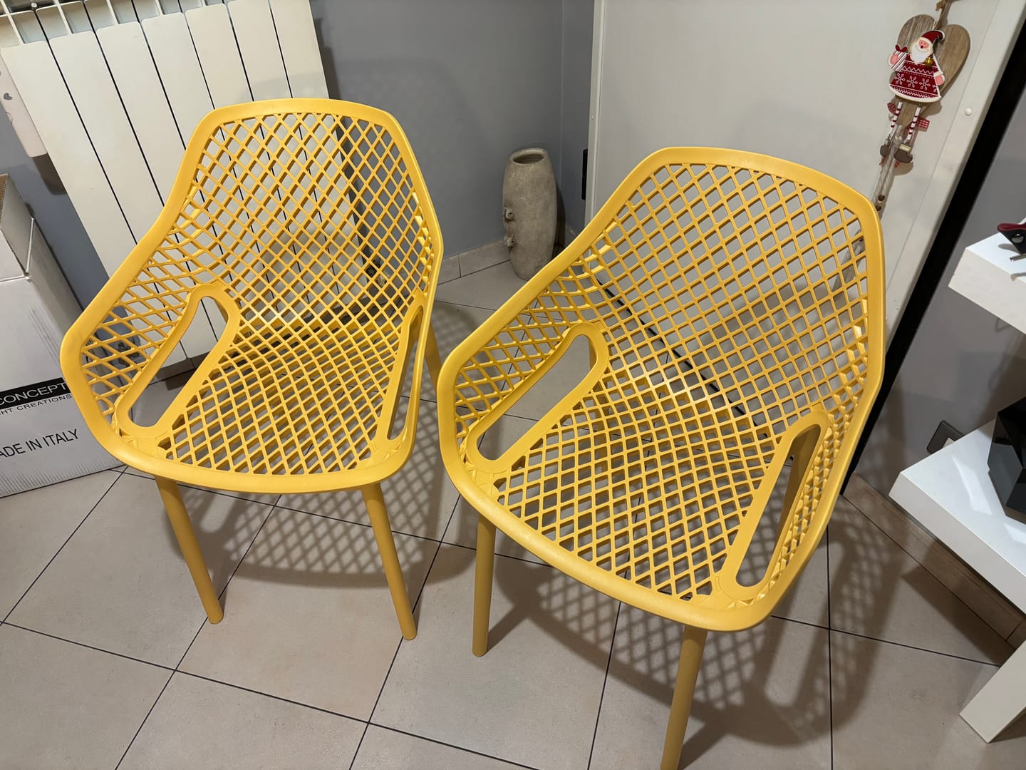Customer photo review of Poltrona Traforata in Polipropilene Giallo Opaco 56x60x82 cm