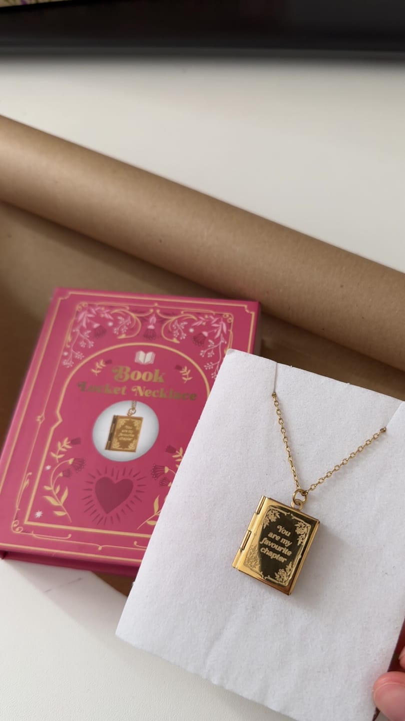 Customer photo review of Buch-Medaillon Kette in Geschenkbox – Bookish Locket für Leserherzen