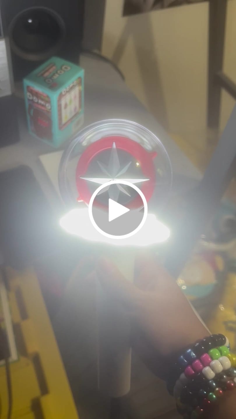 Customer video review of STRAY KIDS - OFFICIAL LIGHT STICK VER.2