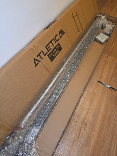 Rezensent zeigt das R7 Smith Option 200 Paket 2 beim Auspacken im Originalkarton.