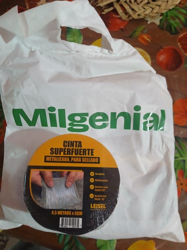 Un cliente muestra el rollo de Cinta Super Fuerte Metalizada para Sellado en su empaque sobre una bolsa.