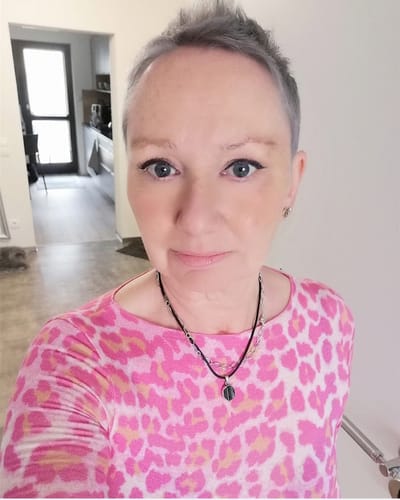 Nahaufnahme einer Kundin, die das weiche Longsleeve mit pinkem Leopardenmuster trägt.