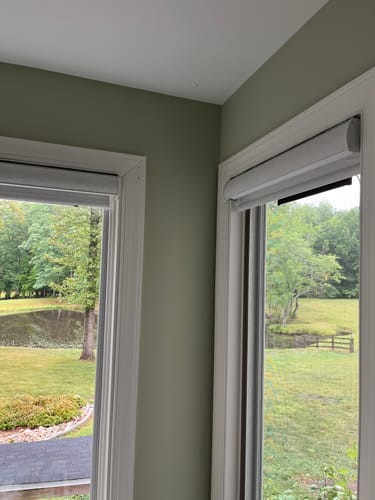 Customer photo review of SmartWings Motorized Roller Shades 100% Blackout Linen