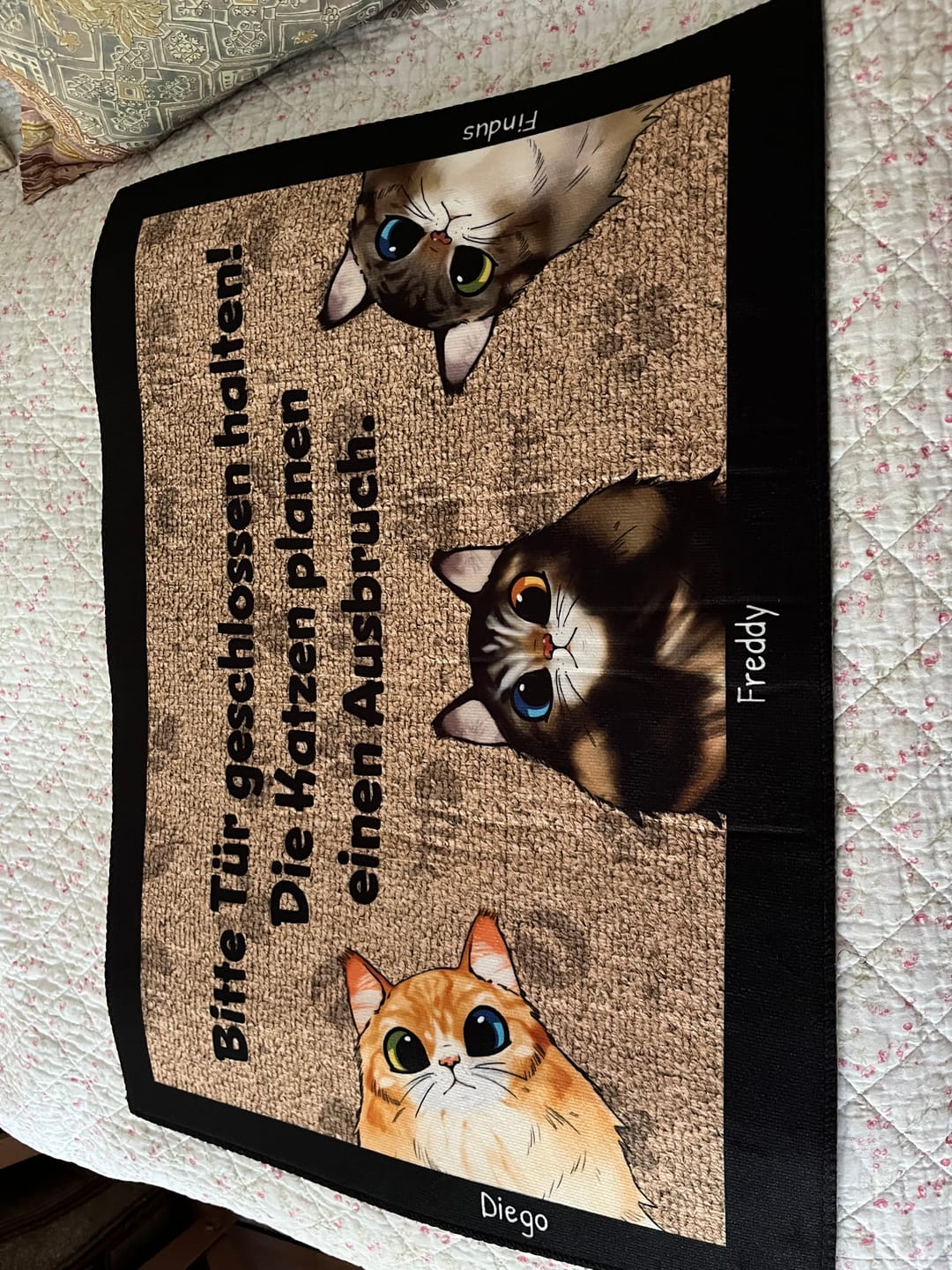 Customer photo review of Personalisierte Fußmatte - Katzen planen einen Ausbruch