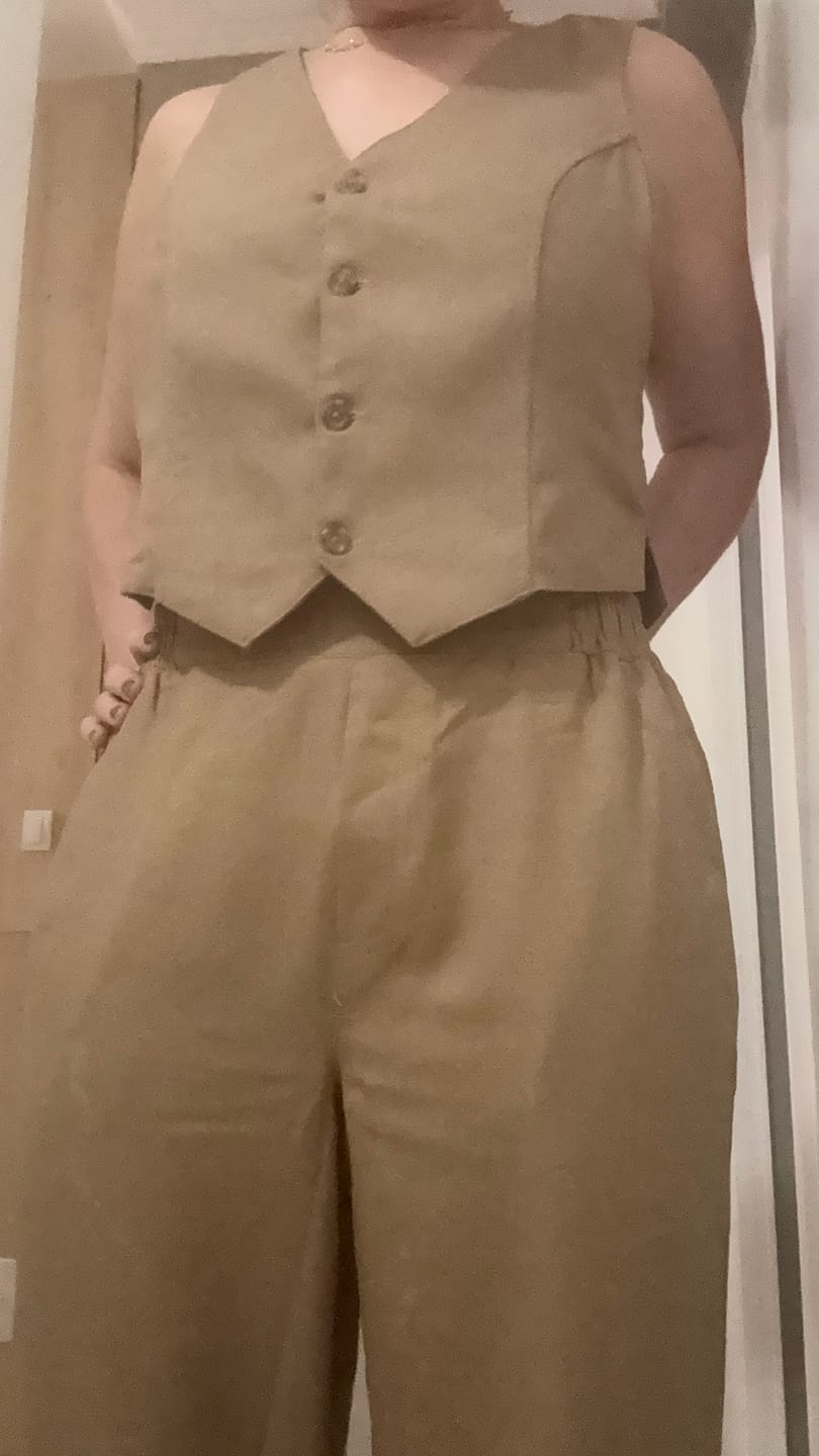 Customer photo review of Calça Reta Petúnia Marrom Claro