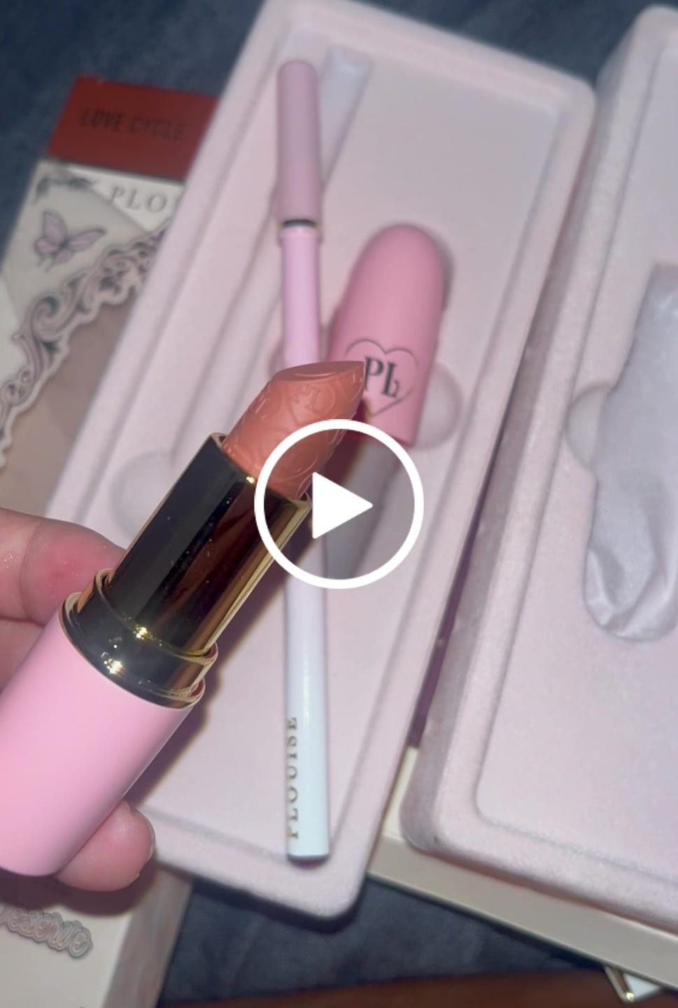 Reseña en vídeo del cliente del kit de lápiz labial y delineador de labios Kiss and Makeup de P. Louise