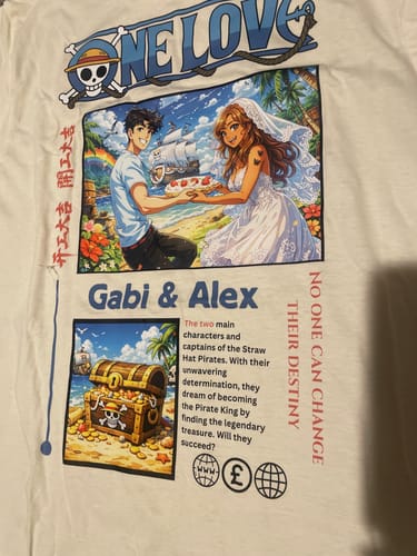 Kunde zeigt sein individuelles 'ONE LOVE'-T-Shirt mit einem bunten Anime-Aufdruck eines Hochzeitspaares am Strand.