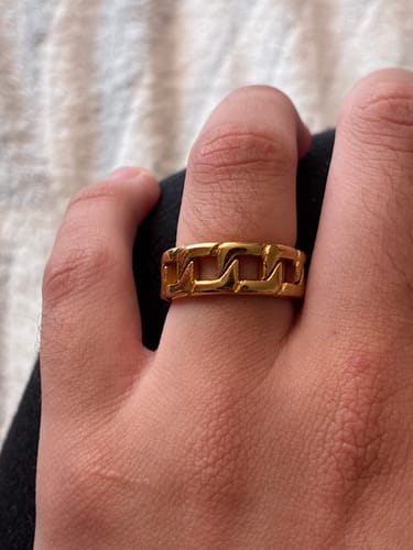 Primer plano de la mano de un cliente que lleva puesto el Anillo Box Oro en el dedo.