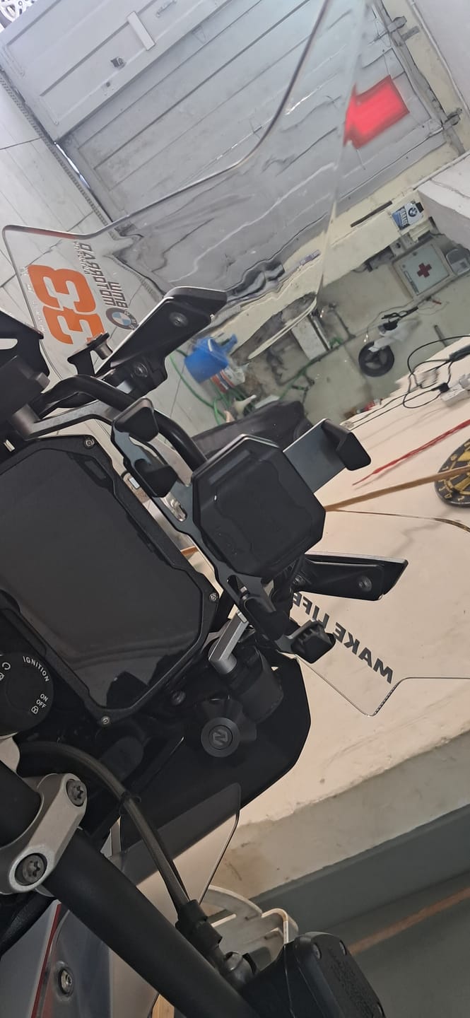 Customer photo review of LOBOO PH06 Anti-Vibration Phone Mount - Magnetic Damping + 15W Wireless Charging - Aluminum Motorcycle Holder (Fits 4.7"-7.2" Phones)