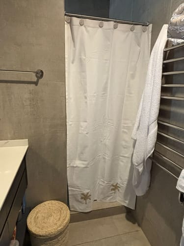 Reseña con foto de un cliente sobre Cortina De Baño Palmeras Woman